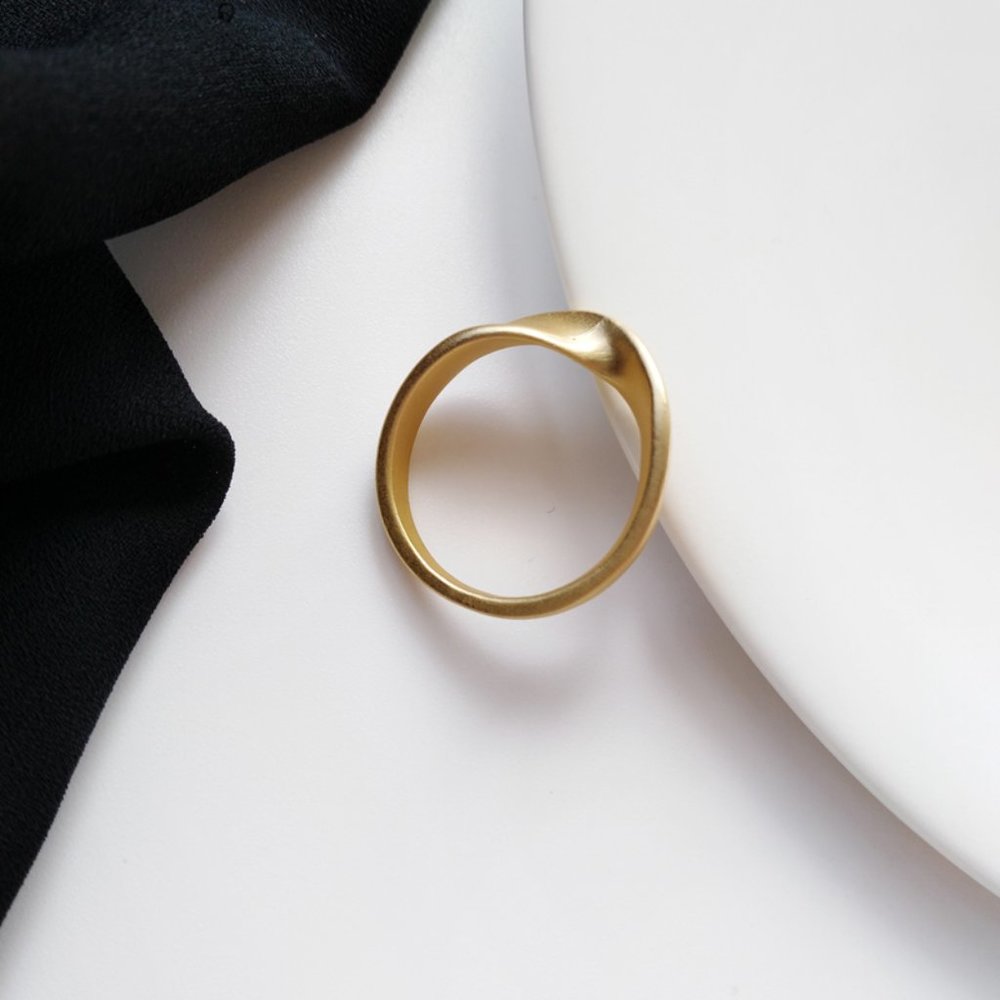 LAST ONE 💖Golden Minimalistic Ring - Picture 2 of 12